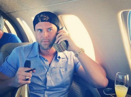 A GAZDAG FÉRFI NAGYKÉPŰEN BESZÓLT A JEGYKEZELŐNEK, AKI OLYAN VÁLASZT ADOTT NEKI, AMITŐL RÖHÖGÉSBE FULLADT AZ EGÉSZ PÁLYAUDVAR