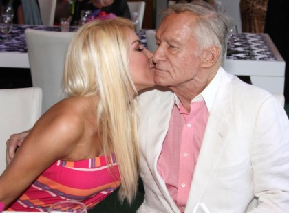 ÖRJÖNG A PÓRUL JÁRT ÖZVEGY!Hefner fiatal felesége most tudta meg, hogy mi van a végrendeletben.