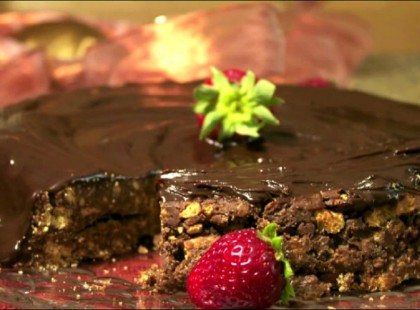 350 g csokoládé, keksz és sűrített tej, már készül is a káprázatos sütés nélküli csokoládétorta!