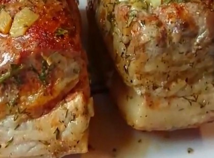 A szalonnát bekente mustárral és zúzott fokhagymával, majd betette a sütőbe, ínycsiklandó étel lett belőle!