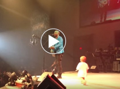 A világ legcukibb ölelése! Egy kisgyermek elbűvölte a közönséget és már az internet is rajong érte!