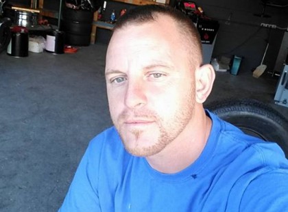 Az autószerelő elhatározza, hogy lefilmezi a nőt, aki minden nap bemegy a műhelyébe… pár perc múlva a nő nem akar hinni a fülének!