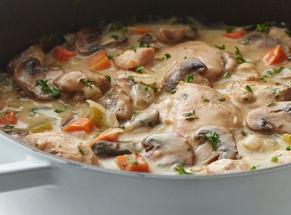Csirkebecsinált gombával tejszínmártásban. A szósznak köszönhetően a csirkehús szaftos és puha lesz