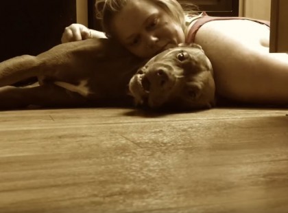 Ezért mászik be kutyája a nő feje alá, amikor a földön fekszik…