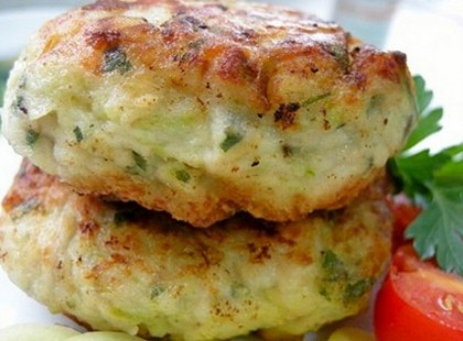 Ha van otthon 2 cukkini, egy kis sajt és fokhagyma, káprázatos cukkini pogácsát készíthetsz belőle!