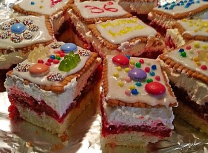 Ha van otthon egy kis keksz, fagyasztott málna és habtejszín, fenséges sütit készíthetsz belőle!