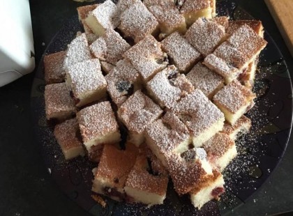 Habkönnyű csészés meggyes, légiesen könnyed sütemény, tele ínycsiklandó gyümölccsel!