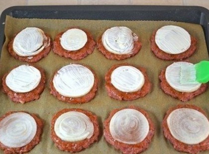 Hagymakarikákat tett a húspogácsára, majd megsütötte, egyszerűen fenséges lett!