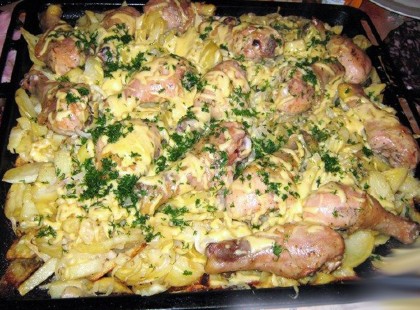 Így készül a rakott csirke burgonyával, jó sok sajttal és ínycsiklandó szósszal!