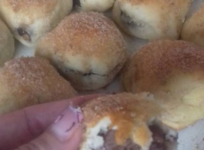 Ínycsiklandó csokoládékrémes labdácskák, foszlós kelt tésztából, fahéjas cukorba forgatva!