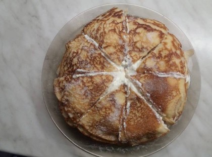 Mennyei és egyszerű: kefires bögrés túrós rakott palacsinta