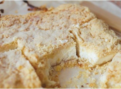 Morzsatésztás túrós finomság, egy igazi maszatolós házi sütemény!