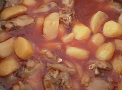 Szaftos, ragadós körömpörkölt finom friss kenyérrel, és savanyúsággal az igazi!