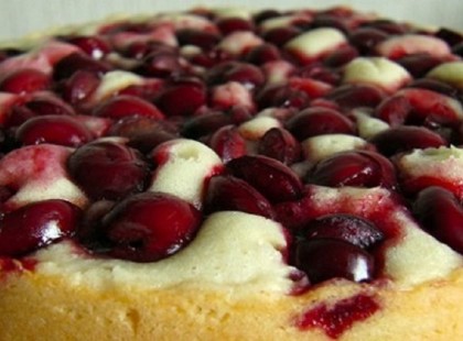 Volt otthon egy kis joghurt és meggy, ínycsiklandó kevert meggyes süteményt készített belőle!