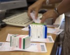 Meglepetés vár a patikában november 1-től! Sokan nem fogják tudni kiváltani a vényköteles gyógyszereiket, amit a háziorvos írt fel! Jobban teszi, ha minél előbb beszerzi ezt a papírt, mert kelleni fog! (1. oldal)