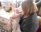 A kisbaba nagymamája karjaiban fekszik – mikor énekelni kezd neki a baba reakciója fantasztikus