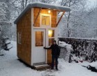 A 13 éves fiú 400 ezer forintból épített saját házat: Nézd meg, amikor kinyitja az ajtót, és feltárja az 5 négyzetméteres remekművet