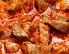 A papa ínycsiklandó pörkölt receptje, a családi ebédekre ezt a finomságot mindig ő készíti!