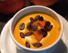 Sűrű, tejszínes sütőtök krémleves Hokkaido-tökből pirított tökmaggal