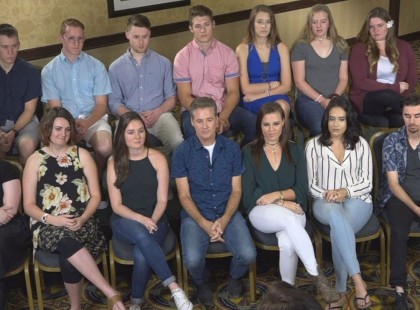 A spermadonor 19 gyermeke a szobában várakozik – ez történik mikor a férfi belép .Ilyenről sem hallunk minden nap. Szép apa, csuda szép gyermekek. Igazán érdekes találkozás!