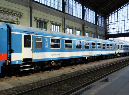 Ma a vonaton mellém ült egy down kóros kisfiú..A szemben ülő nő elkezdett öklendezni a látványától, erre megszólalt Ő