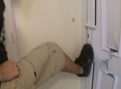 Alig akarjuk elhinni, amit tett a nénivel…. A postás berúgta a néni ajtaját és bement a házba, mert nem nyitott ajtót.