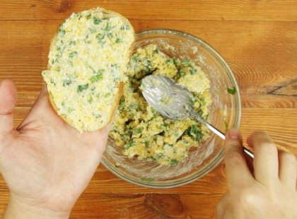 A vendégeim imádják: Fokhagymakrém kenyérrel. Csak 10 perc ez a krémes finomság