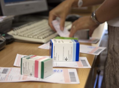 Meglepetés vár a patikában november 1-től! Sokan nem fogják tudni kiváltani a vényköteles gyógyszereiket, amit a háziorvos írt fel! Jobban teszi, ha minél előbb beszerzi ezt a papírt, mert kelleni fog! (1. oldal)