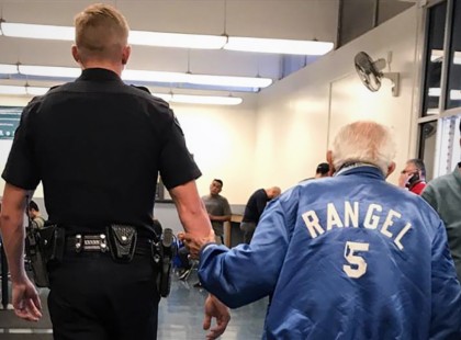 Az alkalmazottak kizavarnak egy 92 éves férfit a bankból. Aztán a rendőr visszakíséri, hogy befejezze, amiért bement.