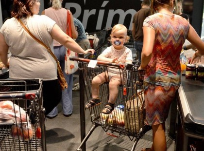 A boltban egy kislány állt előttem a kasszánál. Odapillantottam, és megláttam mit tesz, majd zokogásban törtem ki. EZT tette ekkor