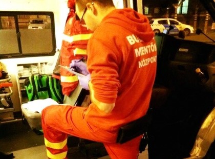 BETEGE HELYETT A MENTŐÁPOLÓ FIZETTE A VONATJEGYET