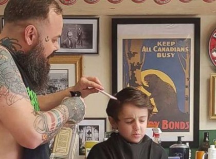 Az anya katasztrófától tart mert autista fia fél a fodrásztól – aztán meglátja mit csinál vele a férfi