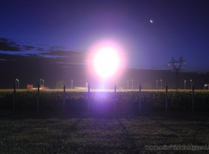Lakossági közlemény! Október 16-án, hétfőn reggel nagyon erős zajra és fényhatásra ébredhet! Ne ijedjen meg! Kérem tájékozódjon, mert ilyet valószínűleg még nem látott soha!