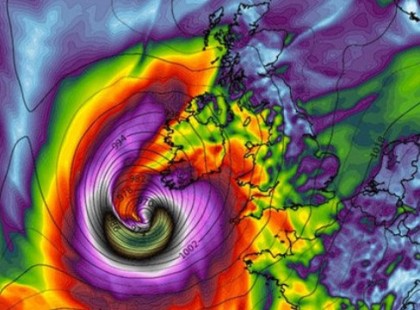 Legmagasabb riasztás van érvényben: özönvízszerű esőt és szélvihart hoz a hurrikán