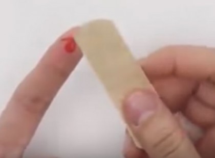 Eddig rosszul használtuk a ragtapaszt – már régen tudnunk kellett volna ezeket a trükköket