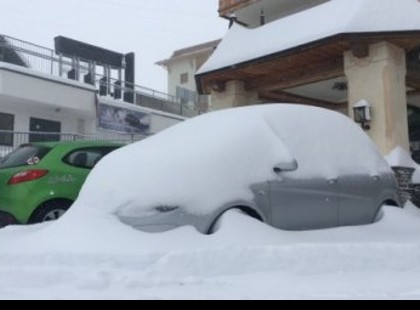 A havazás megérkezett Európába.Fél méter friss hó és havazik tovább