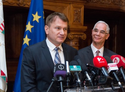 Hivatalos kormányfelhívás! 1,3 millió embernek mától ez is ingyen van