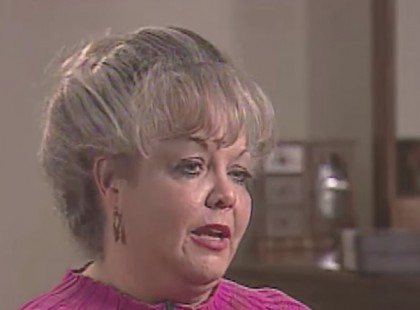 Ez a nő 25 éve kontyot hordott. Amikor végre levágatta a haját, sikoltozott a lánya örömében (videó)