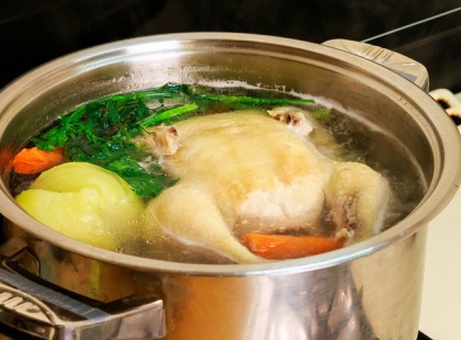 A nagymamám mindig isteni húslevest csinált. Most elmondta a titkát, sokkal finomabb így!