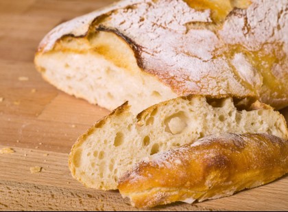 Ezt a parasztkenyeret nem kell dagasztani: bekevered, pihenteted, megsütöd, és kész! Már csak így csinálom!