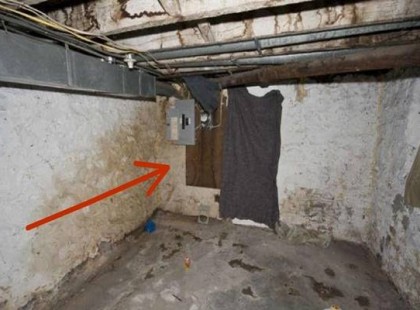 A férfi kibontotta a falat, mikor felújította a házát. Ekkor vette észre, hogy a háza olyasminek a tetejére épült, amitől égnek állt a haja