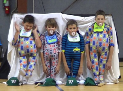 Négy 11 éves gyerek babaruhába bújik – mikor felemelik a fejüket a közönség nem bírja abbahagyni a nevetést