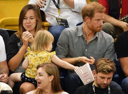 Ez a kislány Harry hercegtől lop pattogatott kukoricát – fantasztikus reakciója mindenkit ámulatba ejt