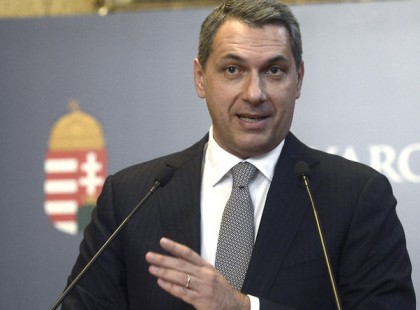 Lesz nyugdíjprémium 2017 novemberében – jelentette be Lázár János csütörtökön Budapesten.