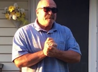 Életében először lát színeket a férfi, aki születése óta színvak . Reakcióját figyeld .Zsepiket készítsd elő