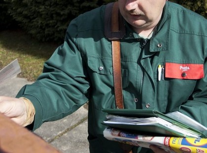 Nyugdíjasok figyelem! November elején sok pénzt visz a postás!