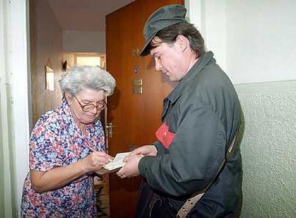 Nyugdíjasok, rokkantak, 65 év felettiek figyelem! November 10-én érkezik a nyugdíjprémium és a nyugdíjkorrekció is! Mutatjuk mennyi pénzt visz önnek egyben a postás!