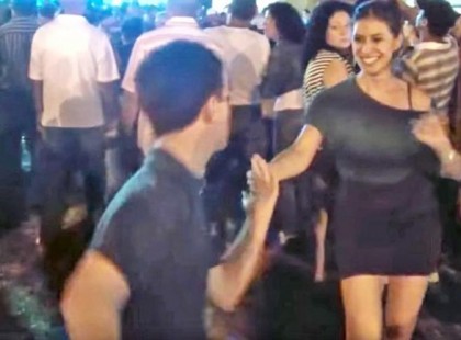 A 14 éves fiú felkér egy nőt táncolni – nézd mit csinál mikor megfogja a nő kezét