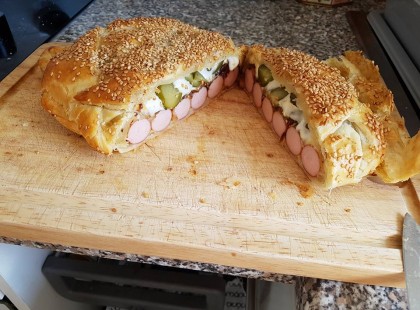 20 perc alatt elkészül a virslis batyu, leveles tésztában! Gyors finomság