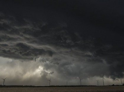 A hétvégén markáns hidegfront érkezik, többfelé erős, viharos szélre kell számítani -közölte az Országos Meteorológiai Szolgálat .